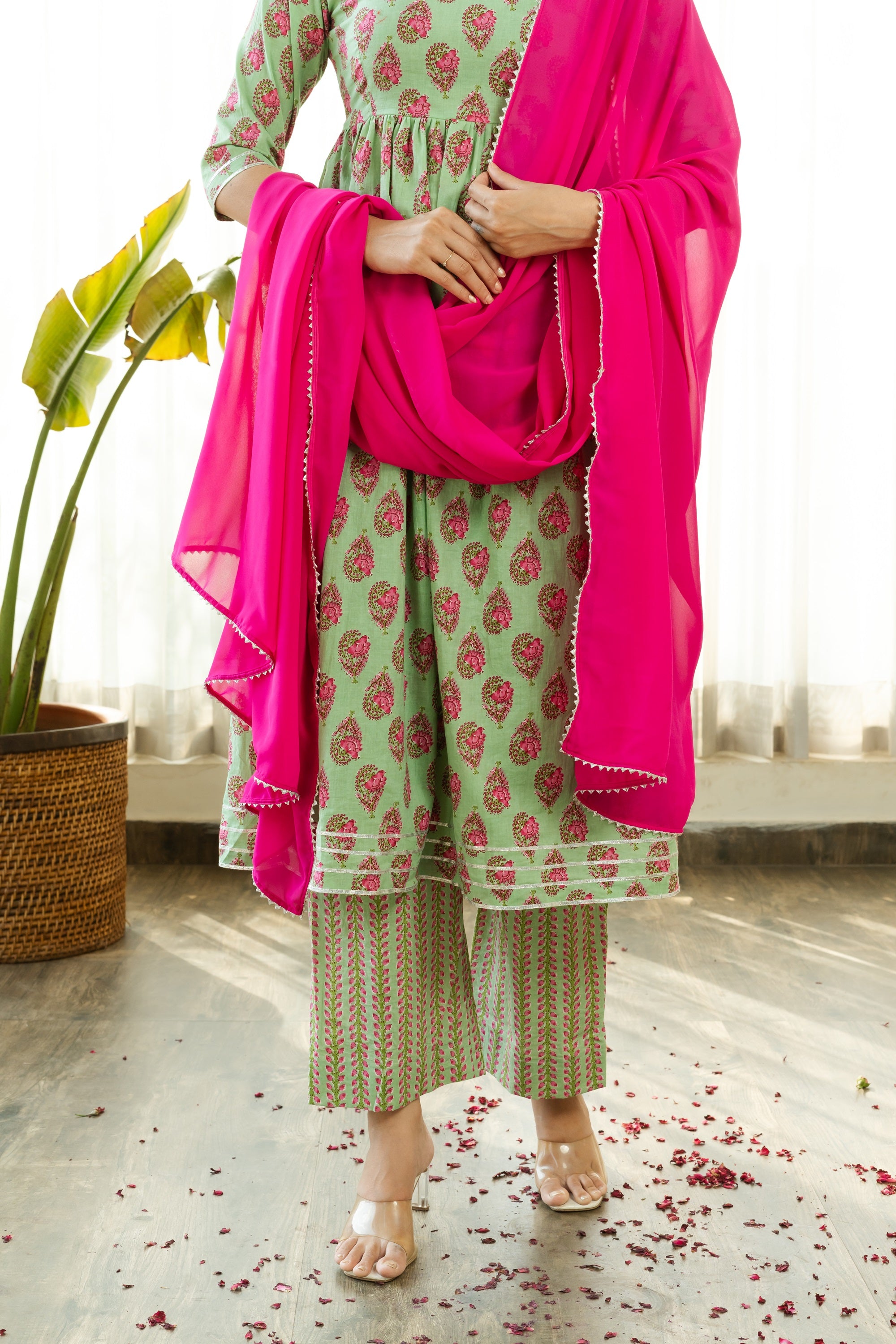 ANUSHA COTTON FLORAL BLOCK PRINTED KURTA SET WITH PINK DUPATTA - Sarnya