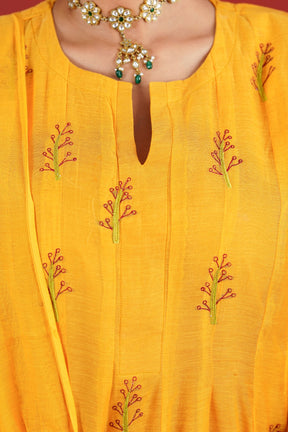Aarika yellow embroidered Chanderi kurta neckline detail